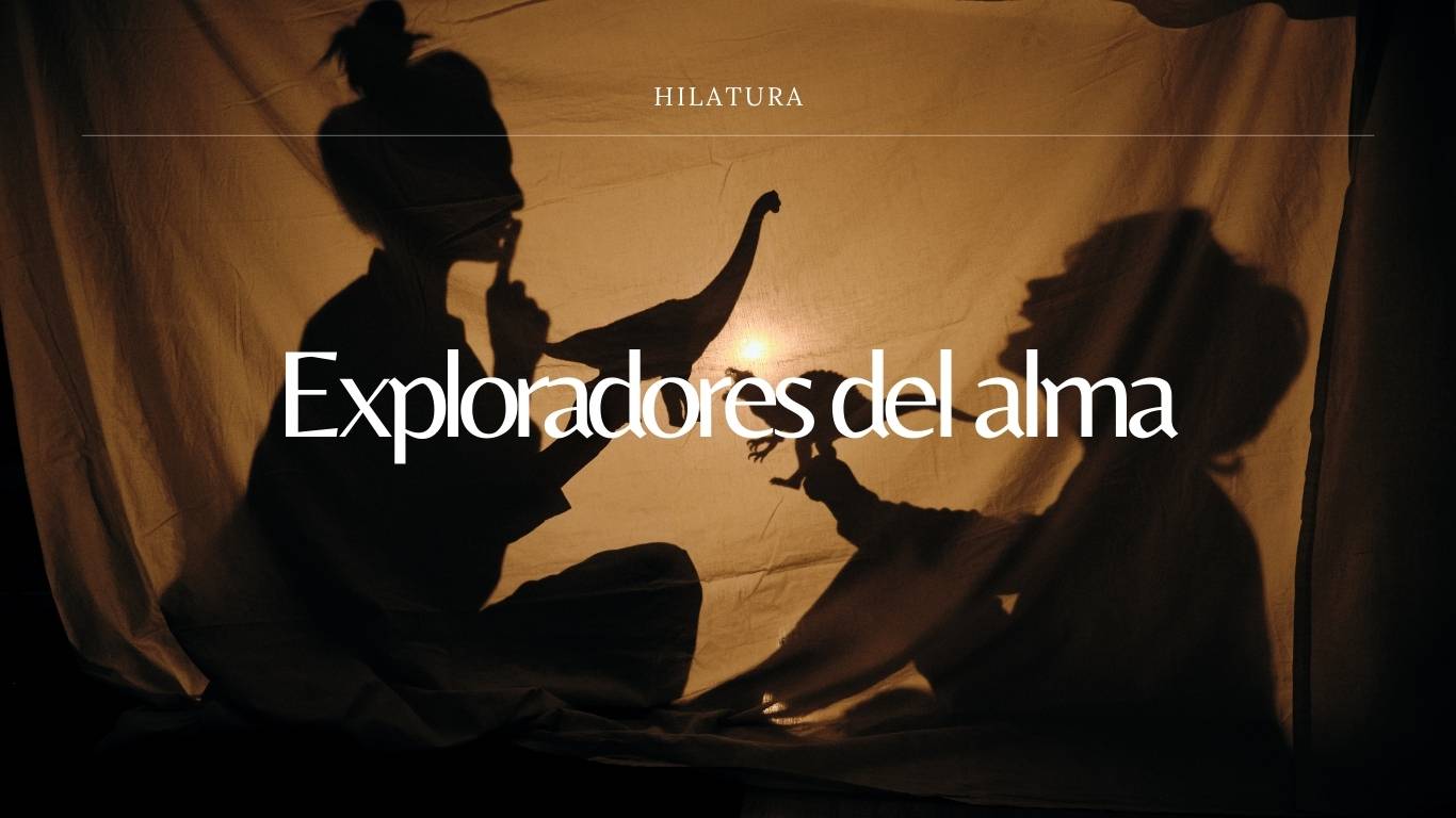 Imagen de fondo sombras de dos personas sentadas jugando con animales de juguete. Texto: Exploradores del alma